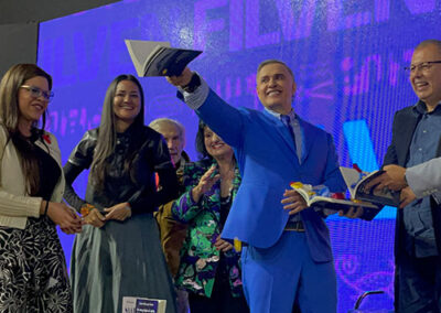 Tarek William Saab presentación del libro un tren viaja al cielos de la medianoche