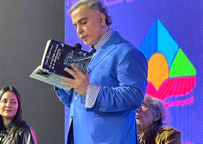 Tarek William Saab Un tren viaja al cielo de la medianoche