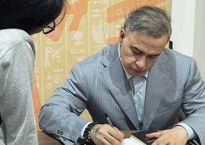 Tarek William Saab en la firma de libros